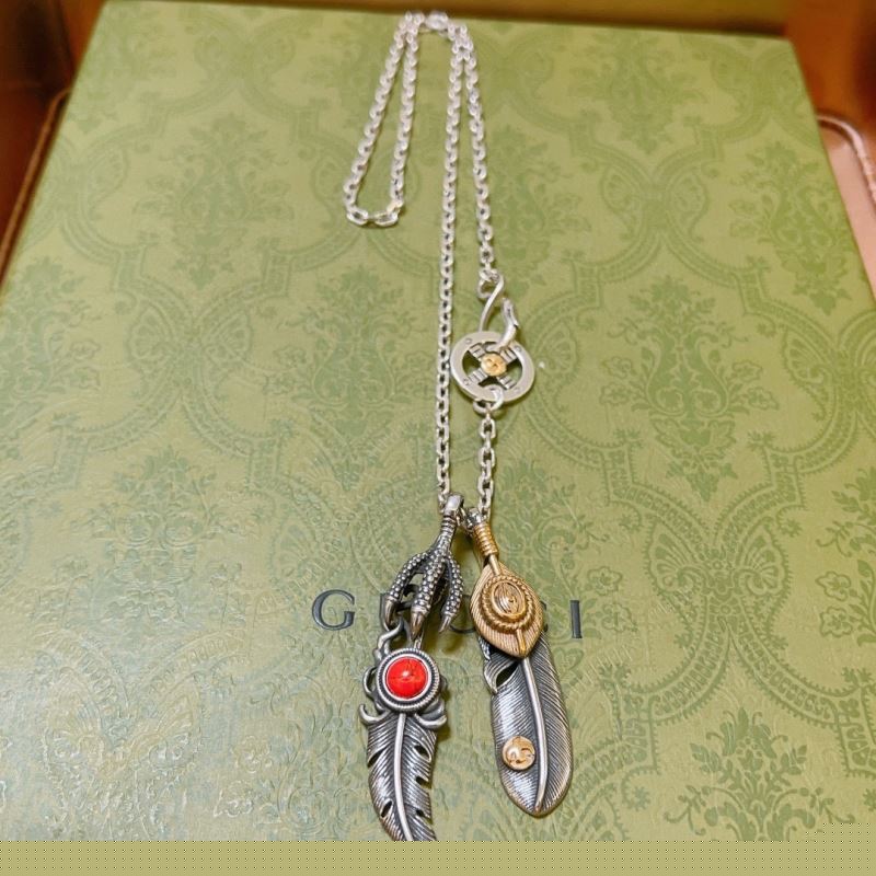 G*u*i necklaces